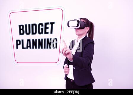 Scrittura visualizzazione testo pianificazione budget. Parola scritta sul processo di acquisto che le aziende guidano i propri clienti indossando occhiali per la realtà virtuale e puntando su un messaggio importante con un solo dito. Foto Stock