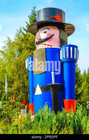 Grande personaggio dello schiaccianoci rosso blu Brocken Harz Germania. Foto Stock