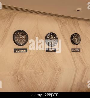 L'orologio sul muro dell'hotel Foto Stock