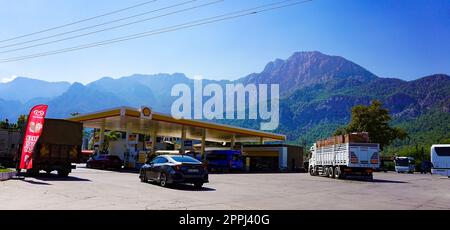 Antalya, Turchia - 17 settembre 2022: Stazione di servizio Shell Foto Stock