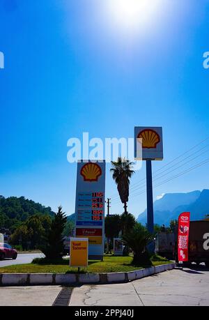 Antalya, Turchia - 17 settembre 2022: Stazione di servizio Shell Foto Stock