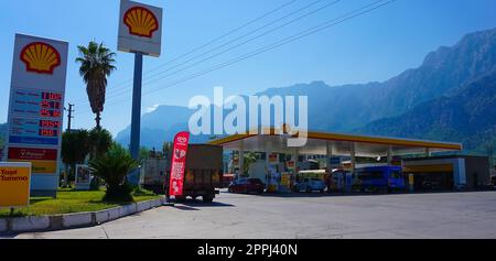 Antalya, Turchia - 17 settembre 2022: Stazione di servizio Shell Foto Stock