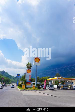 Antalya, Turchia - 17 settembre 2022: Stazione di servizio Shell Foto Stock