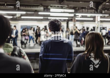 I passeggeri in viaggio da Tokyo metropolitana. Foto Stock