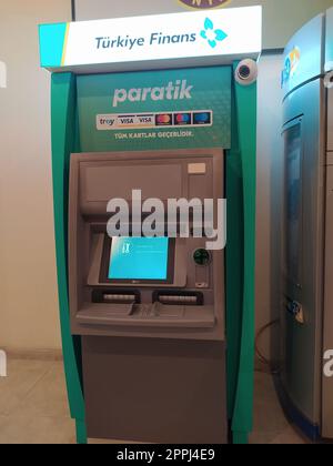 Istanbul Turchia - 21 aprile 2019: Nuovo terminal dell'aeroporto di Istanbul. Bancomat nella sala d'attesa dell'aeroporto. Foto Stock