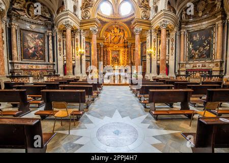 Interni in stile barocco antico con decorazioni d'epoca. Chiesa reale di San Lorenzo (S. Lawrence) a Torino Foto Stock