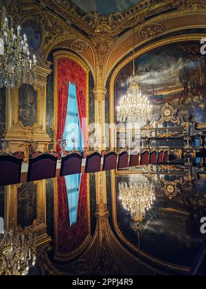 Sala da pranzo di Napoleone III al Museo del Louvre. Splendidi appartamenti per famiglie reali decorati, decorati con oro, dipinti murali e lampadari di cristallo sospesi al soffitto Foto Stock