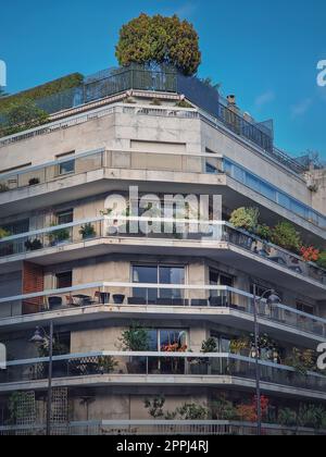 Edificio ecologico con piante e alberi diversi che crescono sui balconi e in cima al tetto a Parigi, in Francia. Ambiente cittadino, concetto ecologico Foto Stock