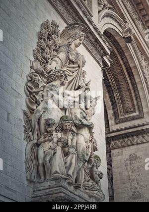 Primo piano dettagli architettonici dell'Arco di Trionfo, Parigi, Francia. La statua della pace (la Paix de 1815) adorna un pilastro dell'Arco di Trionfo con la dea della vittoria Minerva Foto Stock