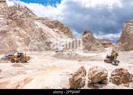 cava per l'estrazione di sabbia, ghiaia e pietra Foto Stock