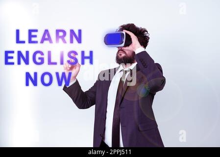 Testo che mostra l'ispirazione Impara l'inglese ora. Concetto che significa acquisire o acquisire conoscenze e competenze in lingua inglese Foto Stock