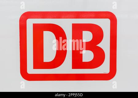 Logo DB su un treno InterCity IC presso la stazione ferroviaria principale di Karlsruhe in Germania Foto Stock