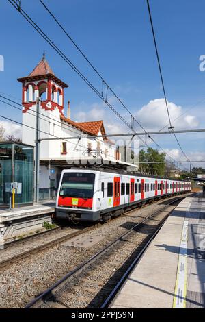 Treno regionale per pendolari FGC presso la stazione ferroviaria di Valldoreix formato ritratto a Barcellona, Spagna Foto Stock