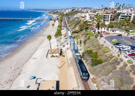 Vista aerea di un treno metropolitano Metrolink a Oceanside, Stati Uniti Foto Stock