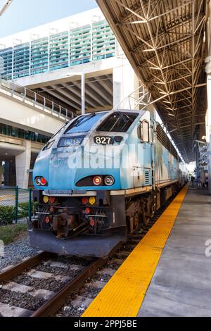 Treno tri-Rail per pendolari presso la stazione ferroviaria dell'aeroporto internazionale di Miami, formato ritratto in Florida, Stati Uniti Foto Stock