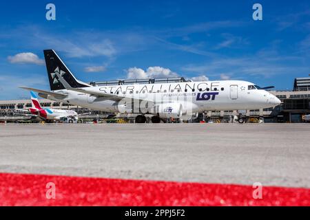 LOT Polish Airlines Embraer 170 aeroplano aeroporto di Stoccarda in Germania colori speciali Star Alliance Foto Stock