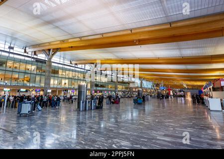 Terminal dell'aeroporto Gardermoen di Oslo in Norvegia Foto Stock