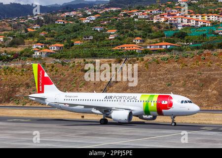 TOCCARE Air Portugal Airbus A320 all'aeroporto di Funchal in Portogallo Foto Stock