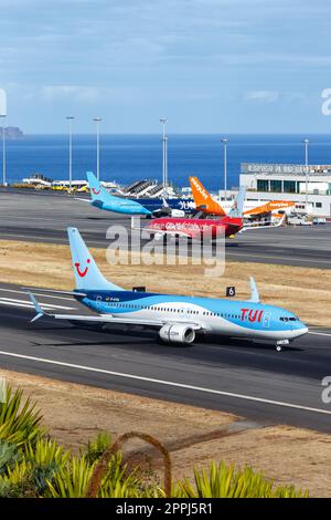 Aerei TUI Boeing 737-800 all'aeroporto di Funchal in Portogallo Foto Stock