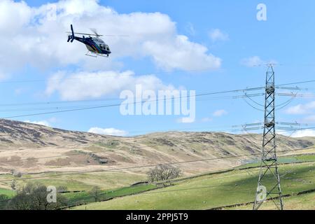 National Grid Bell 429 elicottero Global Ranger utilizzato per ispezionare le linee di distribuzione della trasmissione di potenza aerea ad alta tensione. Fotografato vicino a. Foto Stock