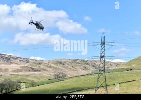 National Grid Bell 429 elicottero Global Ranger utilizzato per ispezionare le linee di distribuzione della trasmissione di potenza aerea ad alta tensione. Fotografato vicino a. Foto Stock