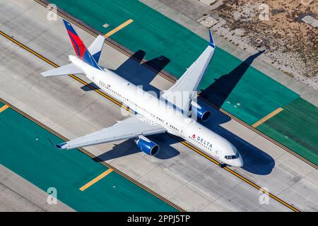 Delta Air Lines Boeing 757-200 aeroplano all'aeroporto di Los Angeles, vista aerea degli Stati Uniti Foto Stock