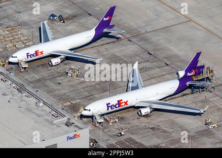 Aerei FedEx Express all'aeroporto di Los Angeles, vista aerea degli Stati Uniti Foto Stock