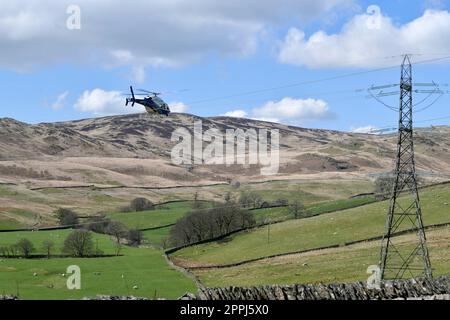 National Grid Bell 429 elicottero Global Ranger utilizzato per ispezionare le linee di distribuzione della trasmissione di potenza aerea ad alta tensione. Fotografato vicino a. Foto Stock