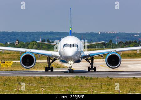 Air Caraibes Airbus A350-1000 all'aeroporto di Parigi Orly in Francia Foto Stock