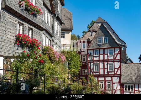 Fila di case di edifici a graticcio con piante da balcone fiorite nel centro storico di Marburg an der Lahn, Assia, Germania Foto Stock