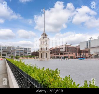 Torre dell'Orologio di Nusretiye, o Torre dell'Orologio di Tophane, con il porto di Galata sullo sfondo, quartiere di Beyoglu di Istanbul, Turchia Foto Stock