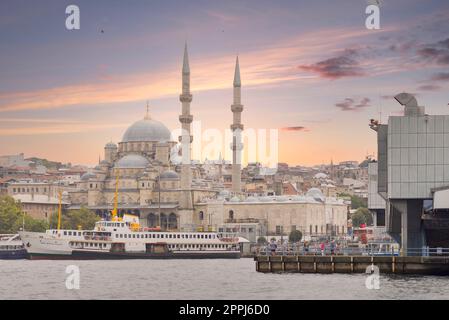 Vista sulla città di Istanbul a Eminonu, affacciata sul Corno d'Oro con la Moschea Rustem Pasha e parte del Ponte Galata, Turchia Foto Stock