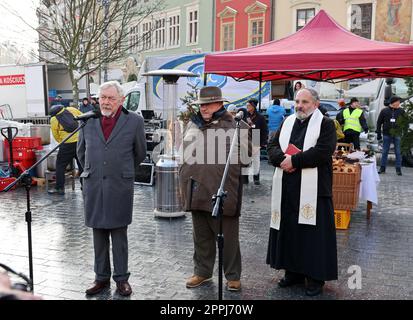 Vigilia di Natale per poveri e senzatetto sulla piazza principale di Cracovia. Foto Stock