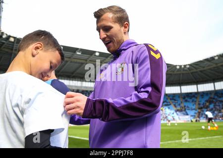 Jamie Allen di Coventry City firma una maglietta durante la partita del campionato Sky Bet presso la Coventry Building Society Arena di Coventry. Data immagine: Sabato 22 aprile 2023. Foto Stock