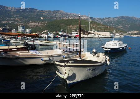 Budva, Montenegro, 15 2022 agosto mare Adriatico, costa, montagne, ondulazioni del mare. Barche e navi sono ormeggiate al terrapieno. Parcheggio per il trasporto acquatico. Foto Stock