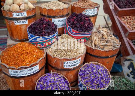 Bazar di strada in una strada egiziana con fiori secchi e foglie di vari tipi di tè, camomilla, zafferano, Dahab, Egitto Foto Stock