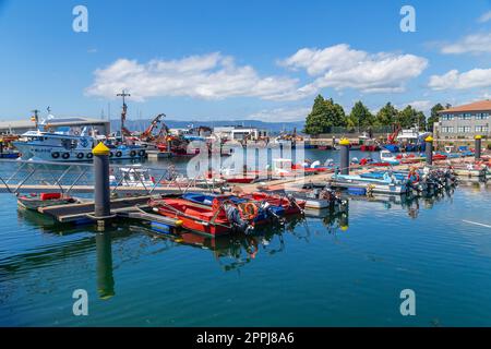 Yacht ormeggiati e barche da pesca Foto Stock