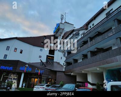 Poiana Brasov, Romania - 26 settembre 2022: Cortile dell'Alpin Resort Hotel. Foto Stock