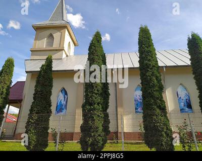 Bacau, Romania - 11 settembre 2022: Chiesa di campagna nei pressi di Bacau in Romania. Foto Stock