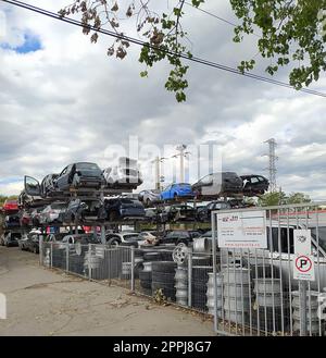 Buzau, Romania - 12 settembre 2022: Vecchie auto distrutte in un deposito di rifiuti in attesa di essere distrutte in un parco di riciclaggio vicino a Bacau in Romania. Foto Stock