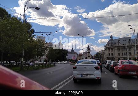 Bucarest, Romania - 12 settembre 2022: Traffico automobilistico nelle ore di punta. Foto Stock