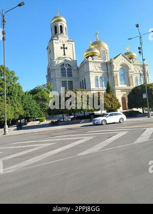 Varna, Bulgaria - 13 settembre 2022: Chiesa dell'assunzione della Beata Vergine Maria. Foto Stock