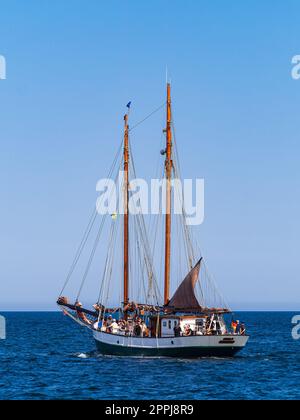 Nave a vela sul Mar Baltico a WarnemÃ¼nde, Germania Foto Stock