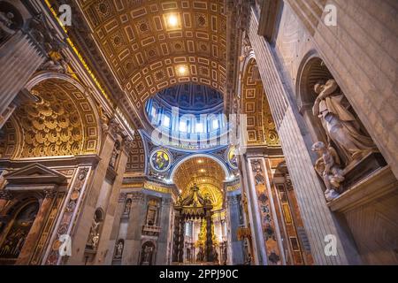 Interno della basilica di San Pietro nella città del Vaticano Foto Stock