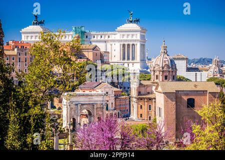 Storico foro Romano e punti di riferimento di Roma, vista panoramica in primavera Foto Stock