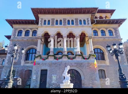 Busteni, Romania - 30 dicembre 2022: Il cartello di benvenuto al Castello Cantacuzino o all'Accademia Nevermore Foto Stock