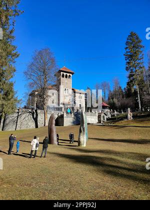 Busteni, Romania - 30 dicembre 2022: Il popolo vicino al Castello di Cantacuzino o all'Accademia di Nevermore Foto Stock