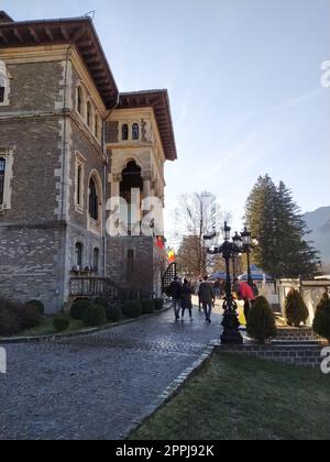 Busteni, Romania - 30 dicembre 2022: Il popolo vicino al Castello di Cantacuzino o all'Accademia di Nevermore Foto Stock