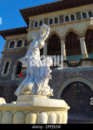 Busteni, Romania - 30 dicembre 2022: Il Castello Cantacuzino o Accademia Nevermore Foto Stock