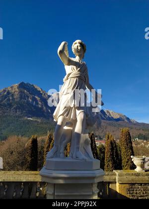 Statuetta di marmo bianco classica Diana isolata su sfondo blu del cielo. Scilpture della cacciatrice Foto Stock